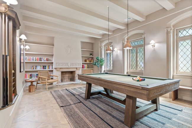 Game room with billards table - 1652 W Roscoe St