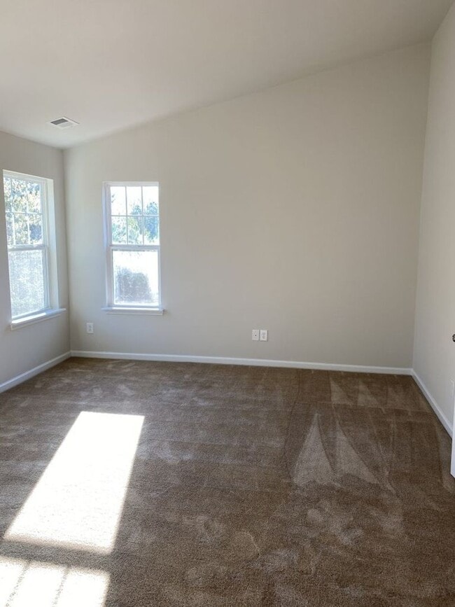 Building Photo - Spacious 2 Story, 3 Bed, 3 Bath Townhome n...