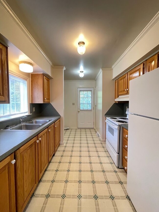 Building Photo - Clean & Inviting Apartment Living
