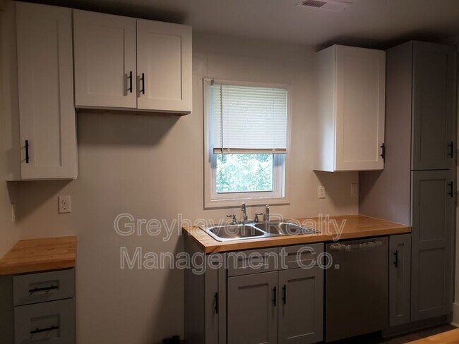 Building Photo - 924 W 37th St