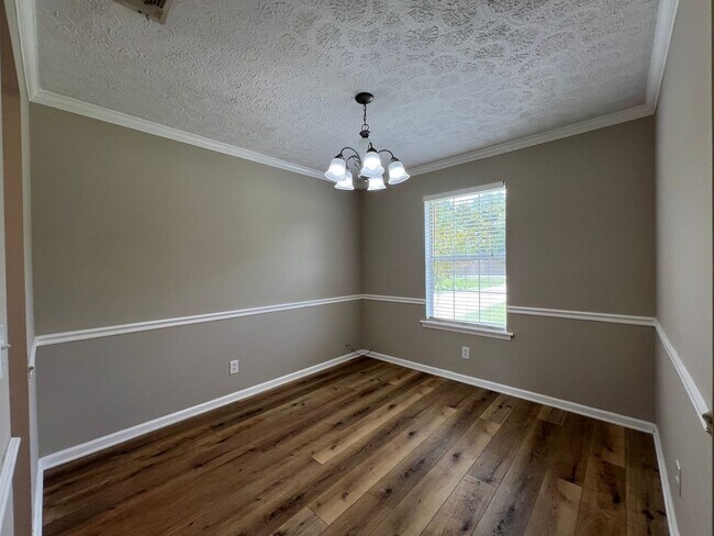 Building Photo - 3 bedroom 2 bath in Goshen Hills