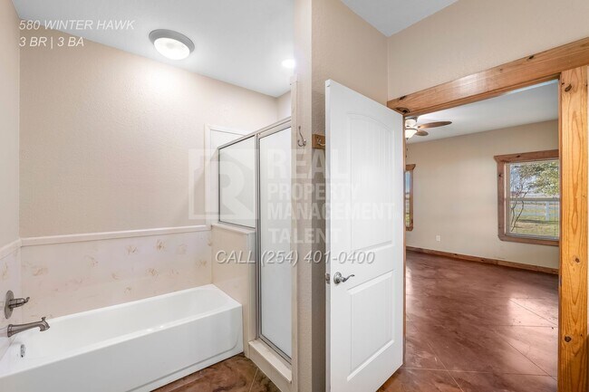 Building Photo - 3 Bedroom, 3 Bathroom Ranch Home with Barn...