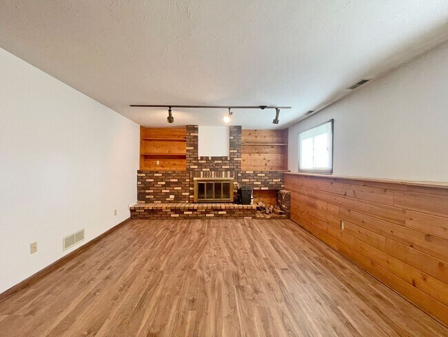 Building Photo - 4-Level Home with Fireplace & Big Yard is ...