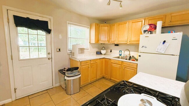 Building Photo - 3/1 HOUSE w/ Huge Fenced Yard, Carport, Will Have New Paint, and Natural Light! Walk to FSU/COLLE...