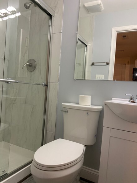 Building Photo - 148 N E Ave