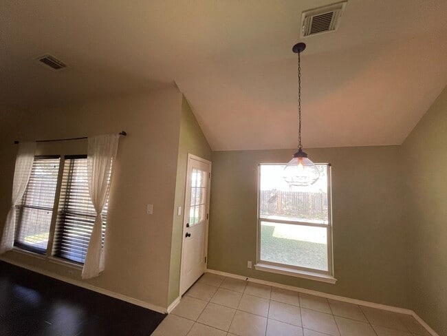 Building Photo - Beautiful single-story home in desirable Vista Oaks Subdivision