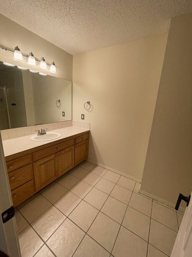 Building Photo - 3 Bedroom/2 Bathroom In Bentonville!!!