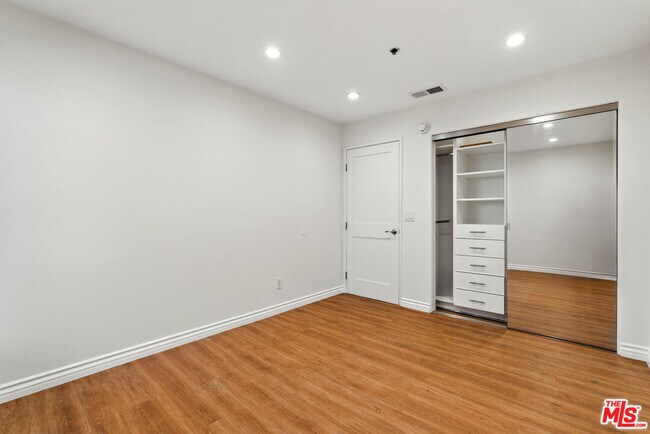 Building Photo - 10336 Wilshire Blvd