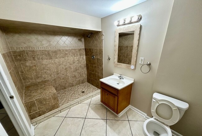 Building Photo - Move in now and pay NO RENT for the rest o...