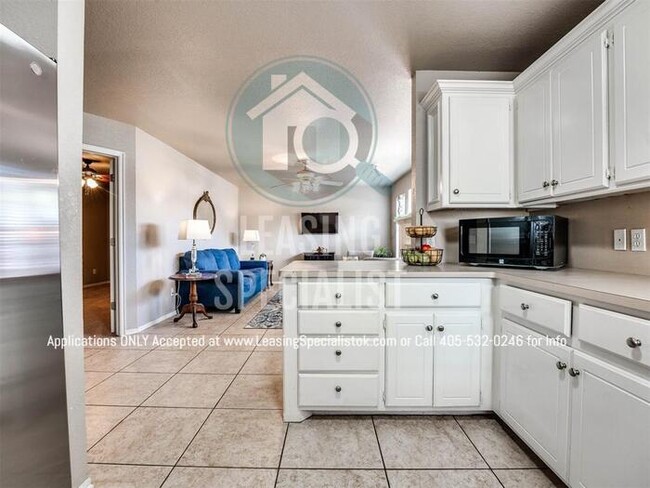 Building Photo - Stunning West Norman 3 Bed 2 Bath Townhome!