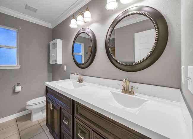 Building Photo - 5897 Saratoga Dr