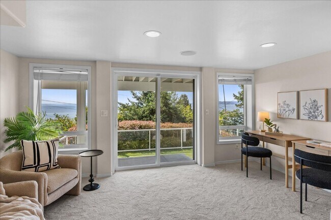 Building Photo - 5Bd/3.5Ba Shoreline House
