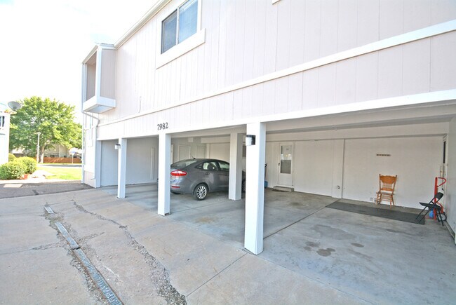 Building Photo - Town Home