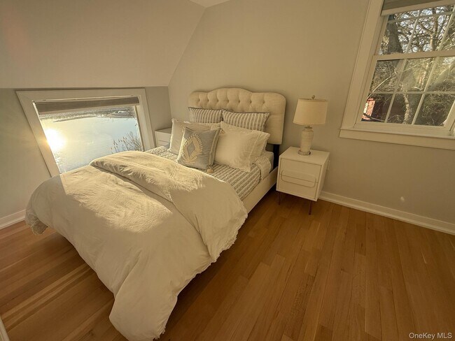 Building Photo - 329 Centre Island Rd