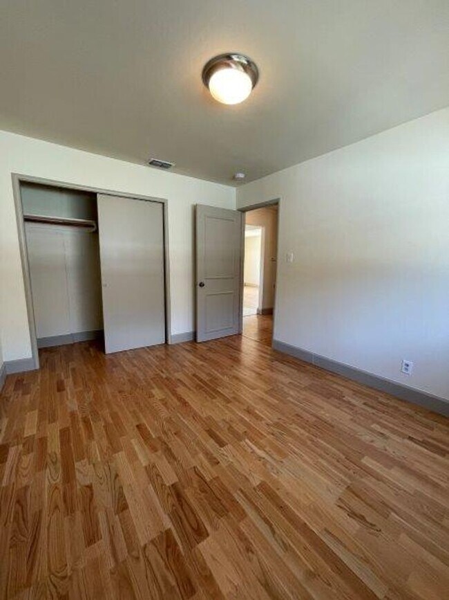 Building Photo - Tahoe Park 2 Bedroom