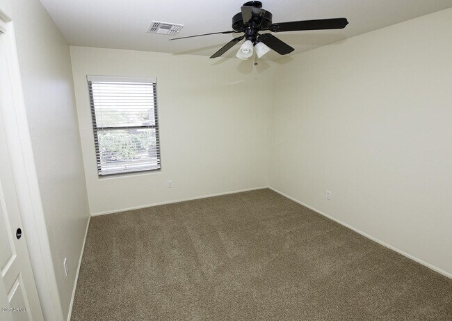 Building Photo - BEAUTIFUL 4 BED 2.5 BATH, OVER 2300SQFT., ...
