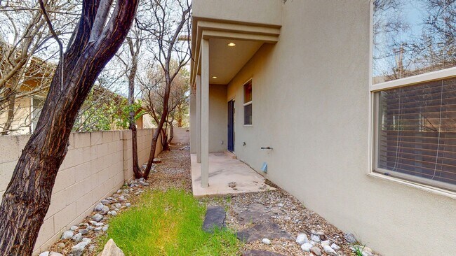 Building Photo - BEAUTIFULL 3 Bedroom  2 Bath IN THE FOOTHILLS
