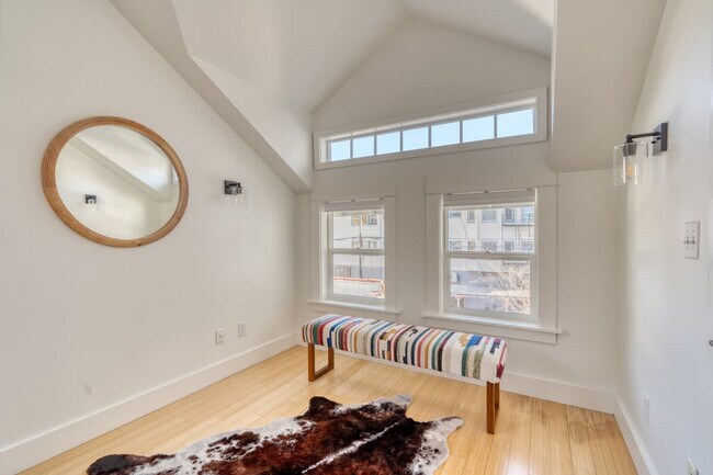 Building Photo - 915 SE 29th Ave