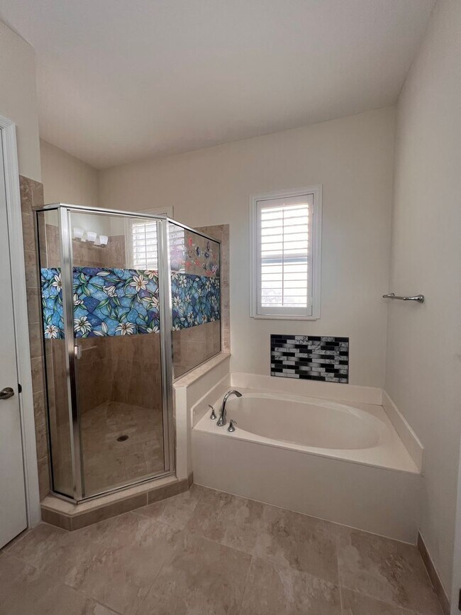 Building Photo - Beautiful 3 Bedroom Townhome in Centra Falls West