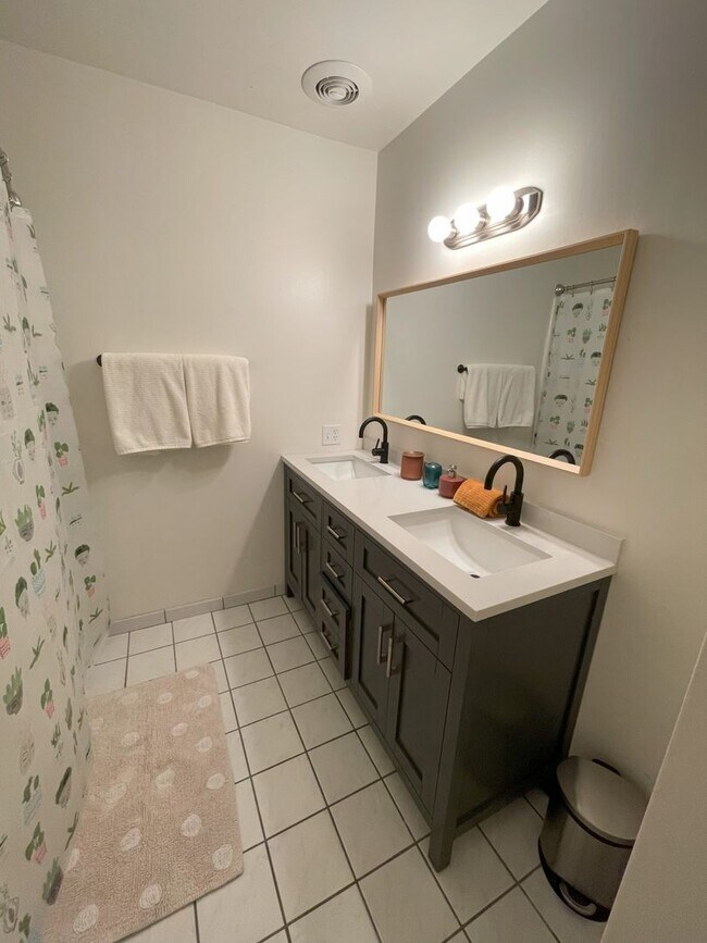 Building Photo - Beautiful single story 3 bedroom w/2 parki...