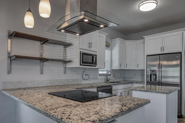 Building Photo - 905 E 3rd St