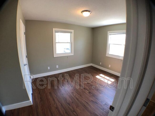 Building Photo - 303 S Oak St