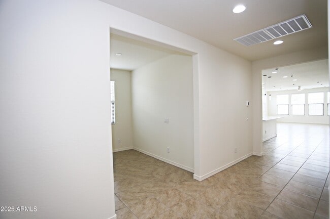 Building Photo - 831 W Finch Dr