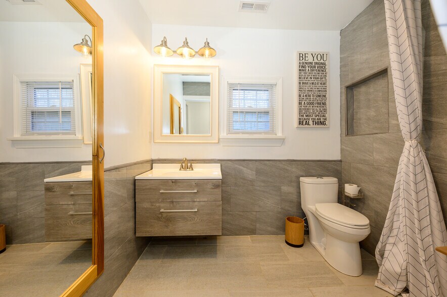 Designer Bathroom 1 Mirrored Cabinet! - 2660 Roslyn Ave