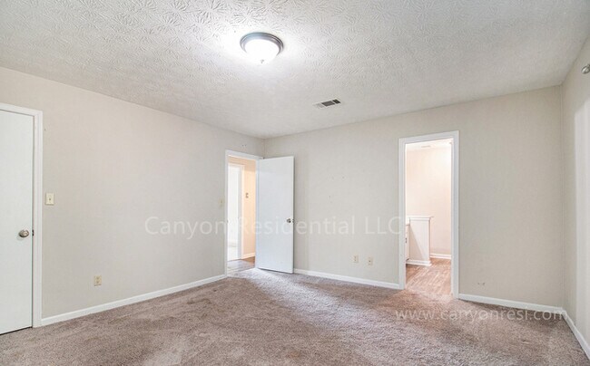 Building Photo - Beautiful 3b Room!Move in ready!