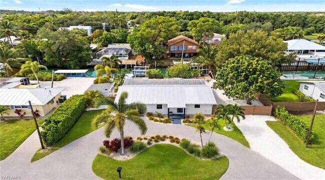 Building Photo - 2736 Riverview Dr