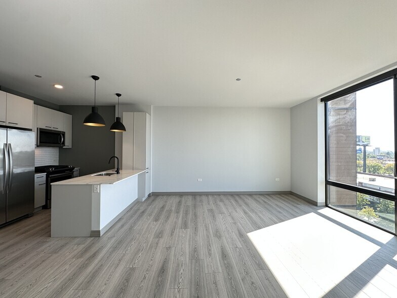 Building Photo - 2155 N Elston Ave