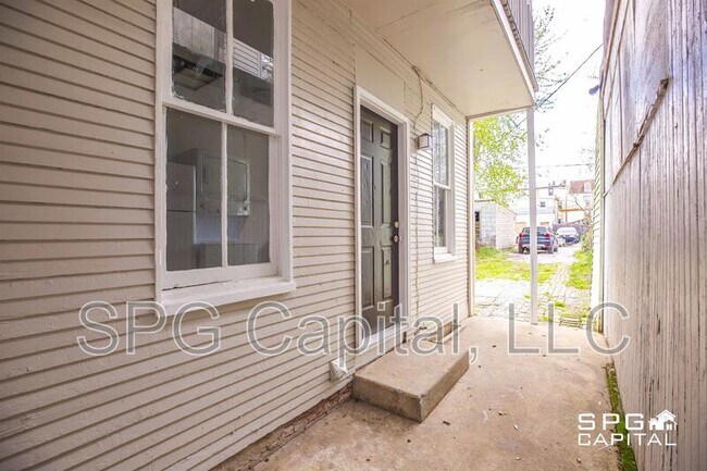 Building Photo - 653 W College Ave