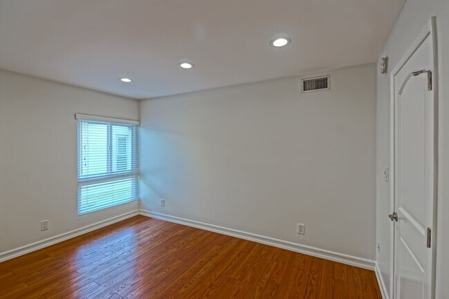 Building Photo - BRIGHT & AIRY, REAR-UNIT TOWNHOUSE W/ SPACIOUS PATIO, BALCONY & HUGE 2-CAR GARAGE IN GATED COMMUN...