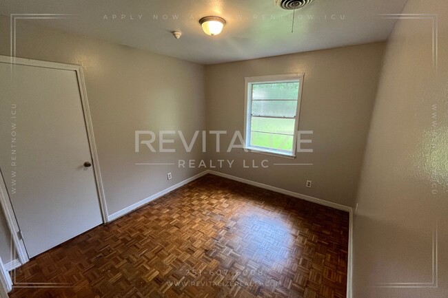 Building Photo - NO DEPOSIT SPECIAL! Newly Updated 3 Bedroo...