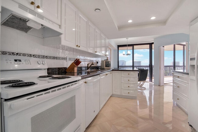 Building Photo - 1900 Consulate Pl