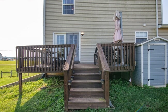 Building Photo - 650 Farmington Dr
