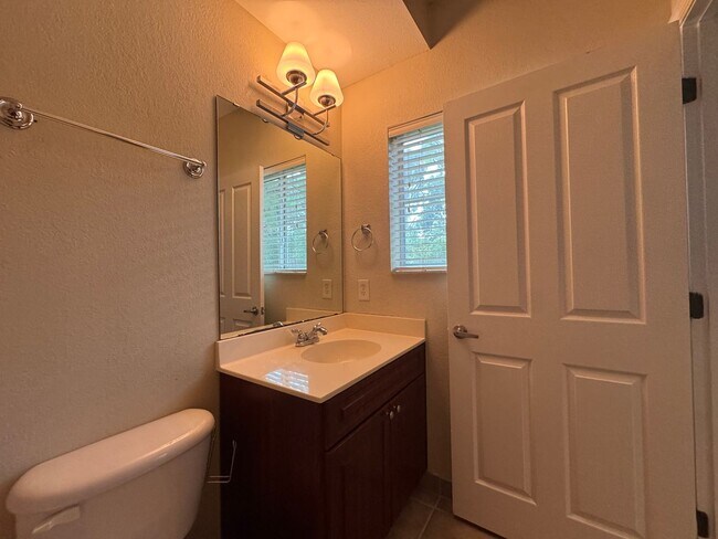 Building Photo - 2 Bed / 2 Bath Upstairs Condo in the Gated...