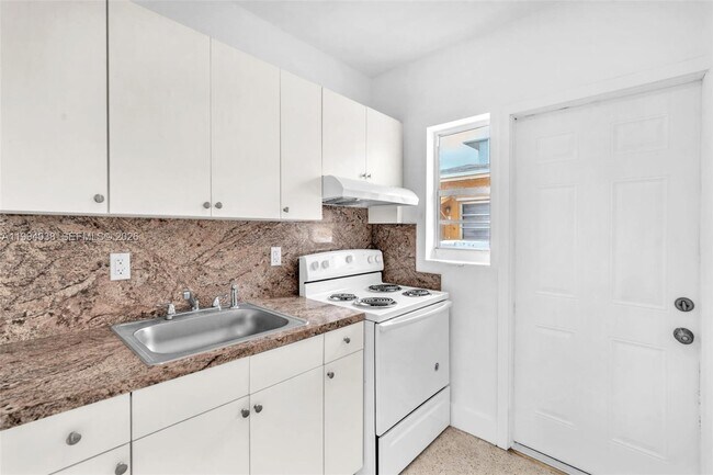 Building Photo - 2130 Bay Dr