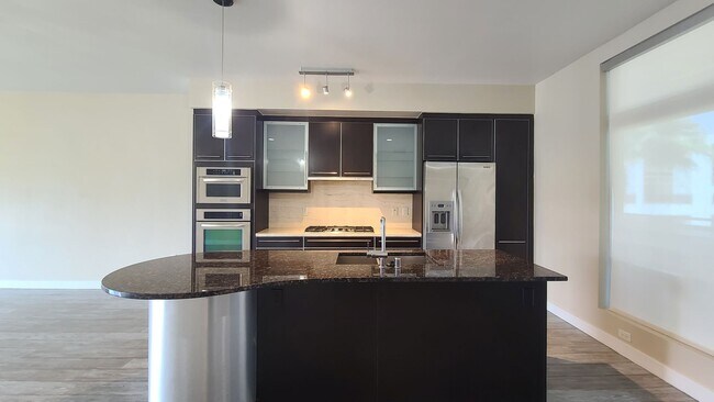 Building Photo - 2 Bedroom Condo located in Park House.