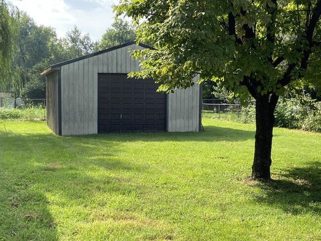 Building Photo - 114 S Center St