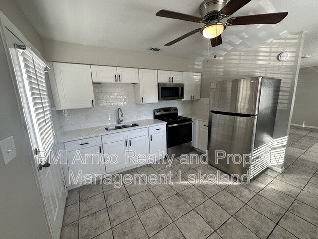 Building Photo - 845 Castle Way