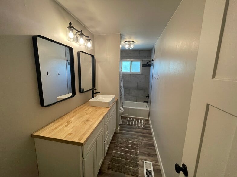 Building Photo - 640 S Sunset Dr