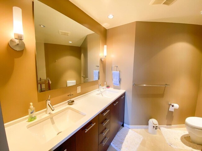 Building Photo - 1Bd/1.5BA Bellevue Condo