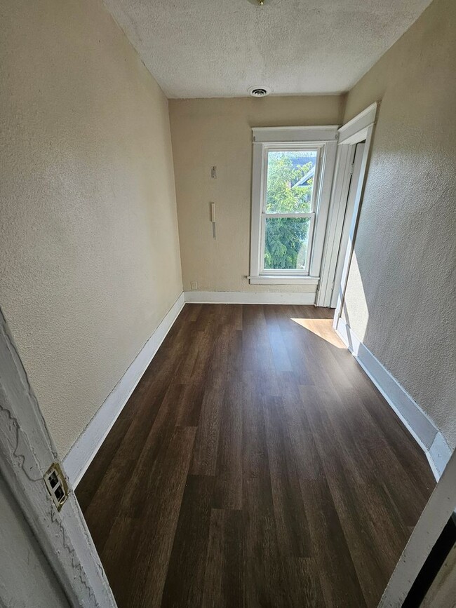 Building Photo - Upper 3 bedroom unit