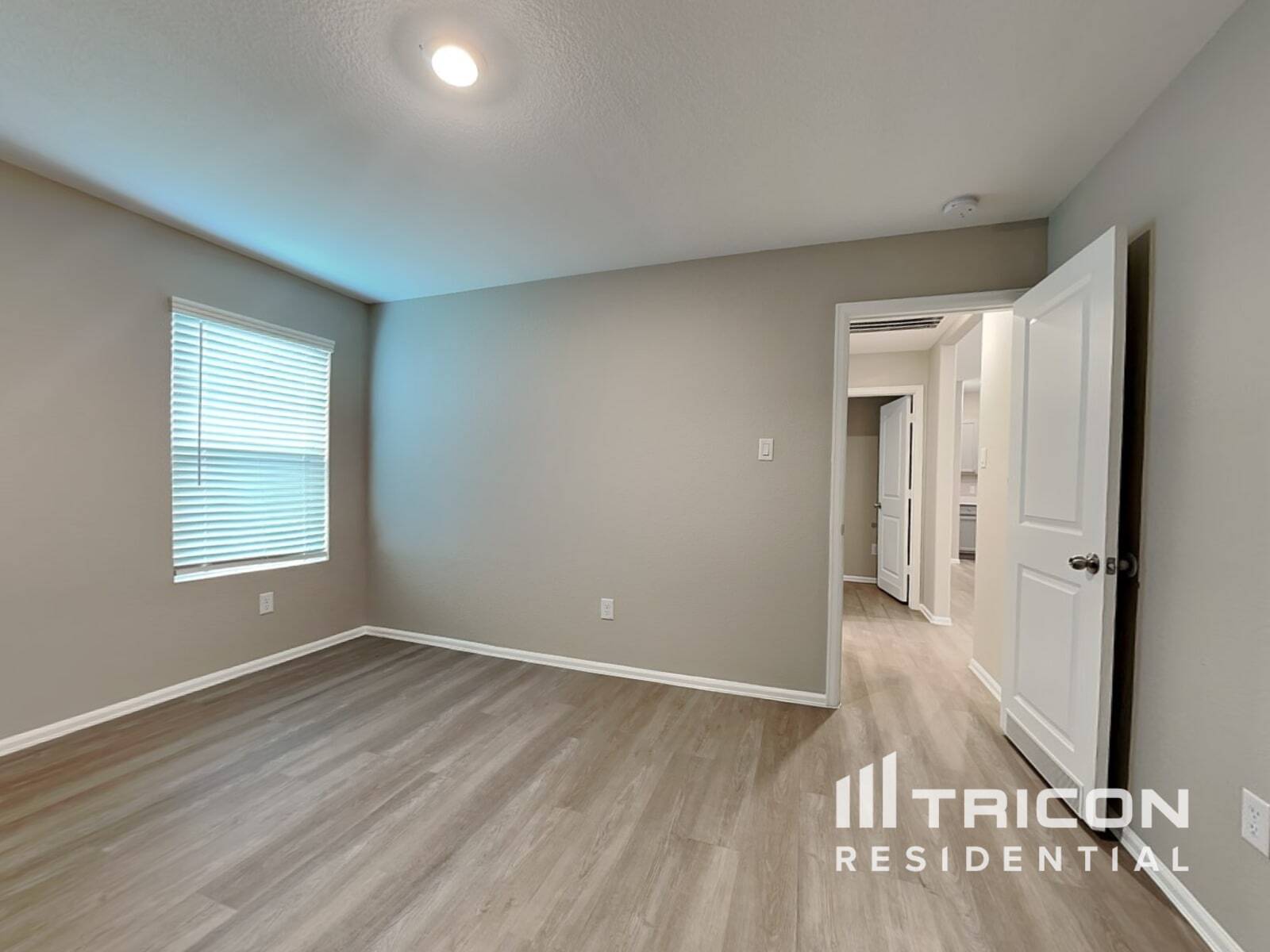 Building Photo - 10487 Pineland Dr
