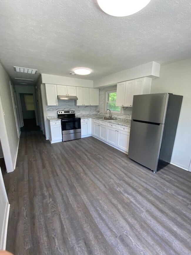 Building Photo - Quiet Living and close to the Back Gate