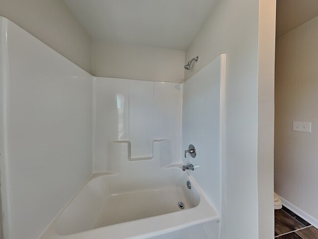 Building Photo - Located in desirable Ashton Lakes neigComi...