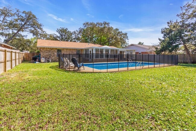 Building Photo - Bluewater Bay POOL Home!