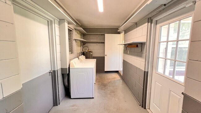 Building Photo - Timeless Charm Meets Modern Comfort in the Heart of Winter Park! WASHER & DRYER INCLUDED!