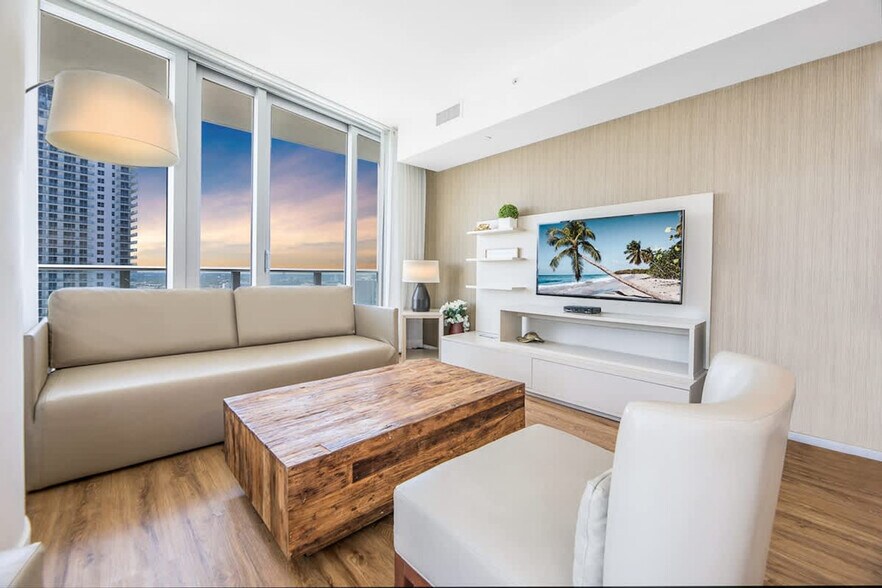 Building Photo - 4011 S Ocean Dr